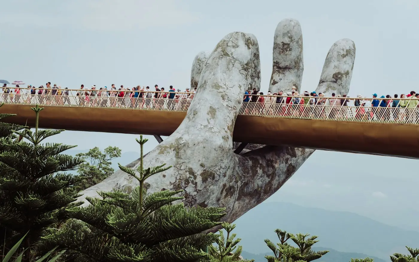 Cầu Vàng Bà Nà Hills Đà Nẵng giữa núi rừng xanh