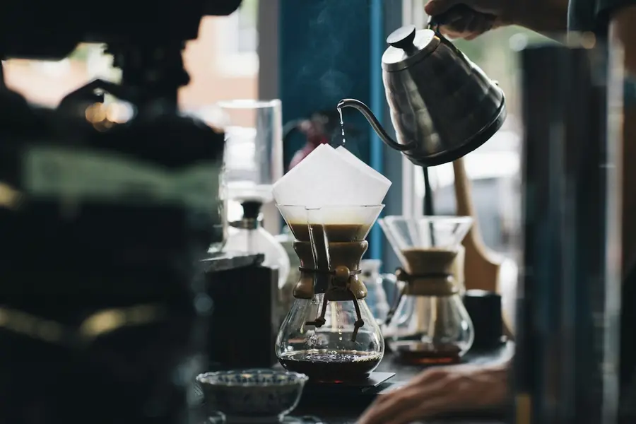 Barista pha cà phê pour-over tại quầy bar